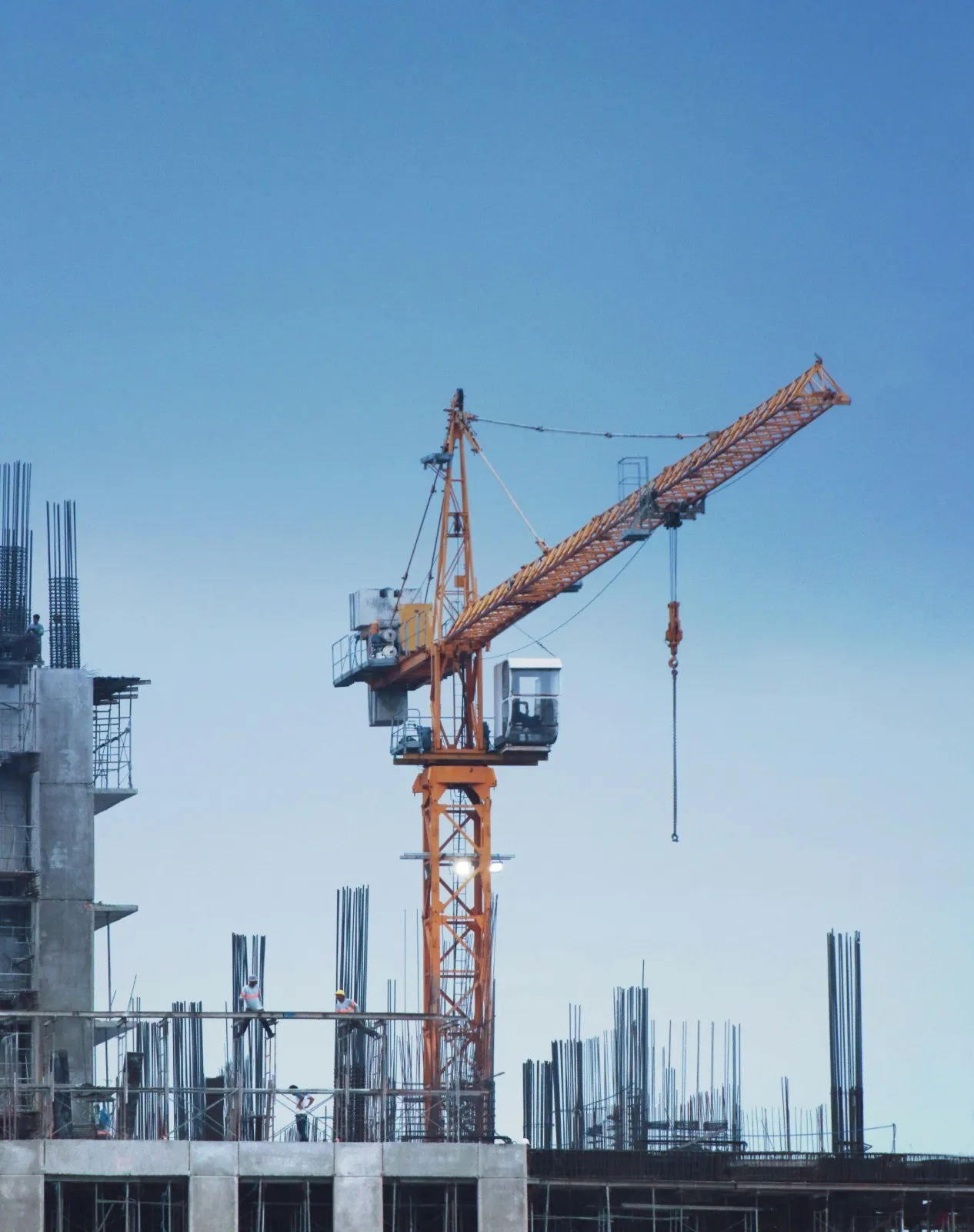 Grue sur un chantier de construction